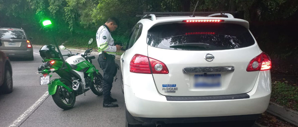 Continúan multas a conductores que van distraídos con el celular