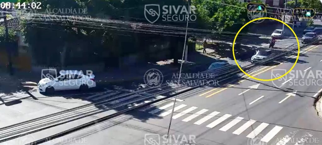 Cámaras registran el momento en que conductor imprudente causa accidente en San Salvador