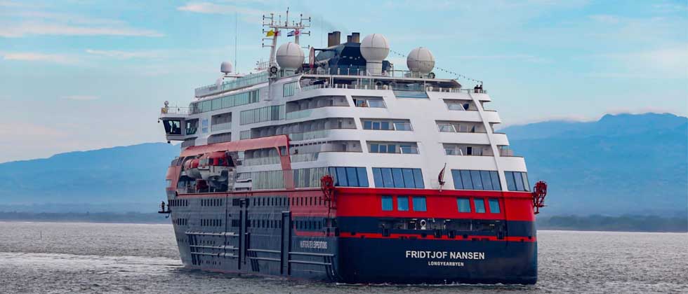 Crucero Fridtjof Nansen atraca en Puerto de Acajutla con cientos de turistas