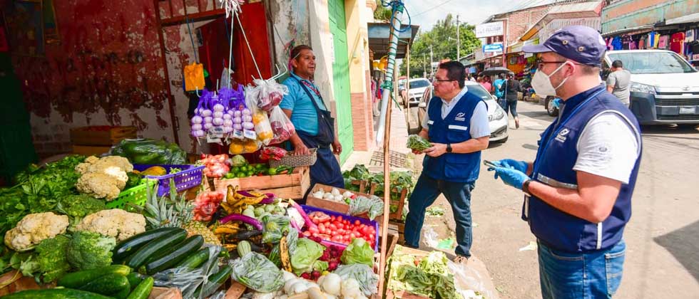 Defensoría inspecciona precios de frutas y verduras en Santa Ana