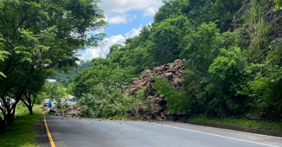 Reportan derrumbe de grandes proporciones en carretera Panamericana