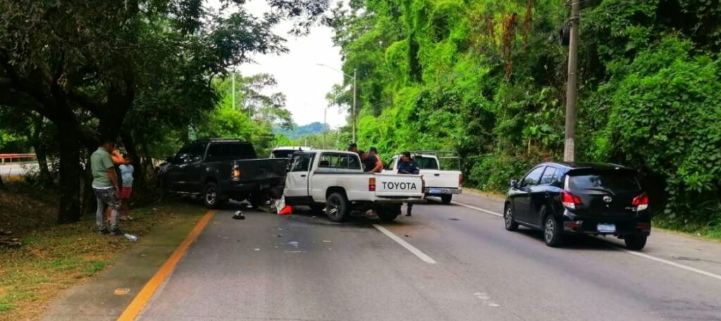 No respetar la distancia y exceder la velocidad causa doble accidente en Autopista a Comalapa