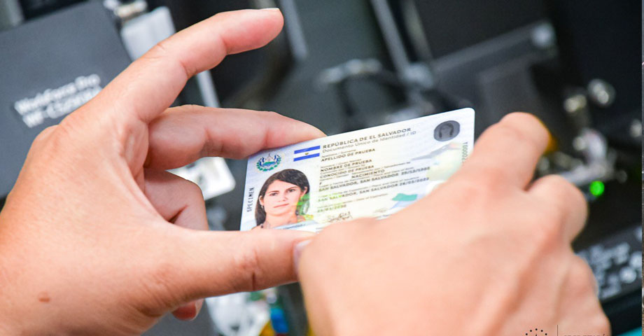 Salvadoreños en el exterior atiende llamado para tramitar el DUI antes del 5 de noviembre