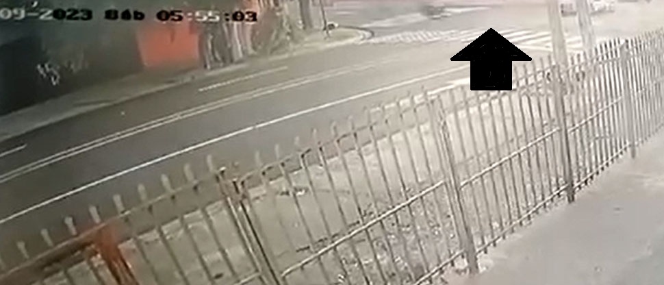 Captan momento cuando motociclista choca tras no respetar semáforo en rojo