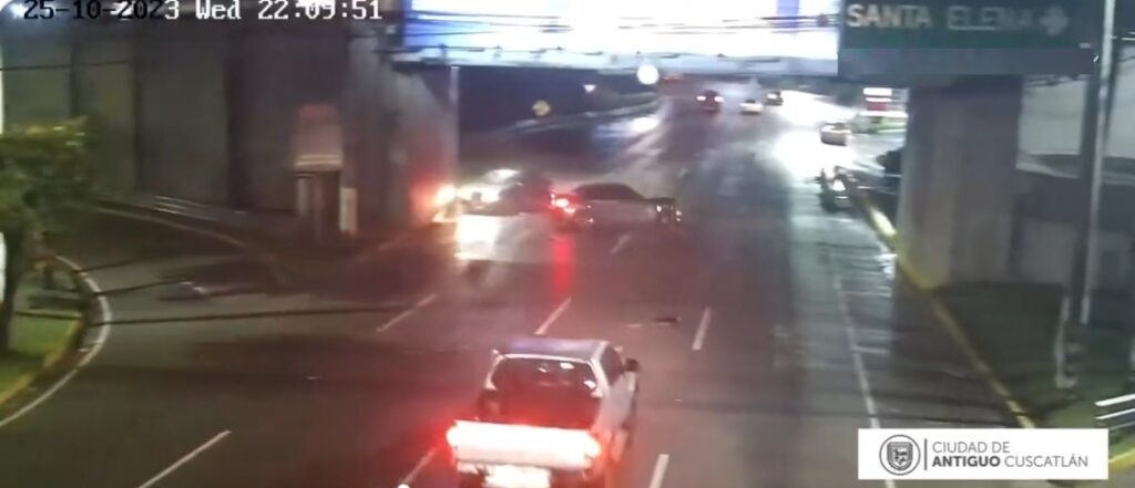 Cámaras captan fuerte choque en Antiguo Cuscatlán (VIDEO)