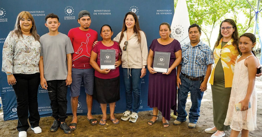 Familias de Jiquilisco reciben títulos de propiedad de sus viviendas