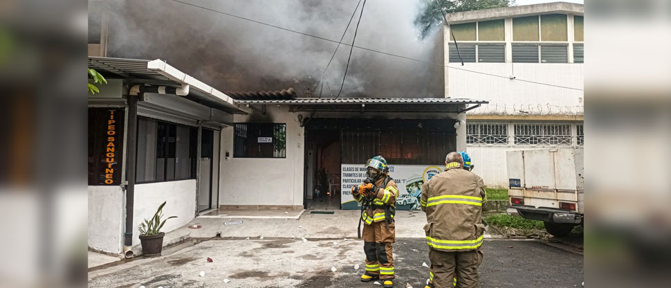 Bomberos sofocan incendio en una escuela de manejo en San Salvador