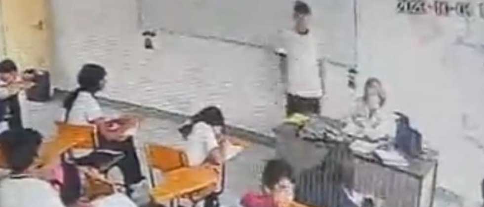 Estudiante ataca a su maestra con una navaja en pleno salón de clases en México