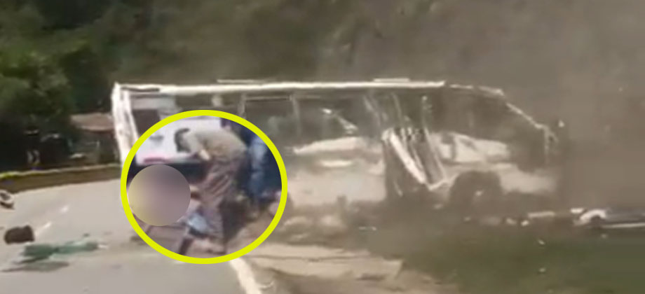 Graban a hombre robando pertenencias de fallecidos en accidente de tránsito en Colombia