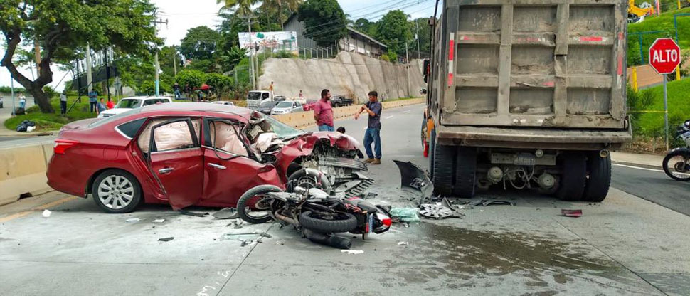 Aparatoso accidente deja un fallecido y dos lesionados en carretera al Puerto de La Libertad
