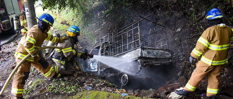 Conductor pasa momentos de angustia al ver su vehículo en llamas