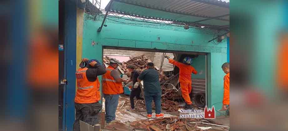 Reportan una persona lesionada tras colapso de techo en un negocio en Santa Ana