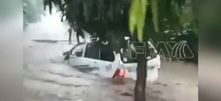 Reportan fuertes inundaciones por paso de onda tropical en México
