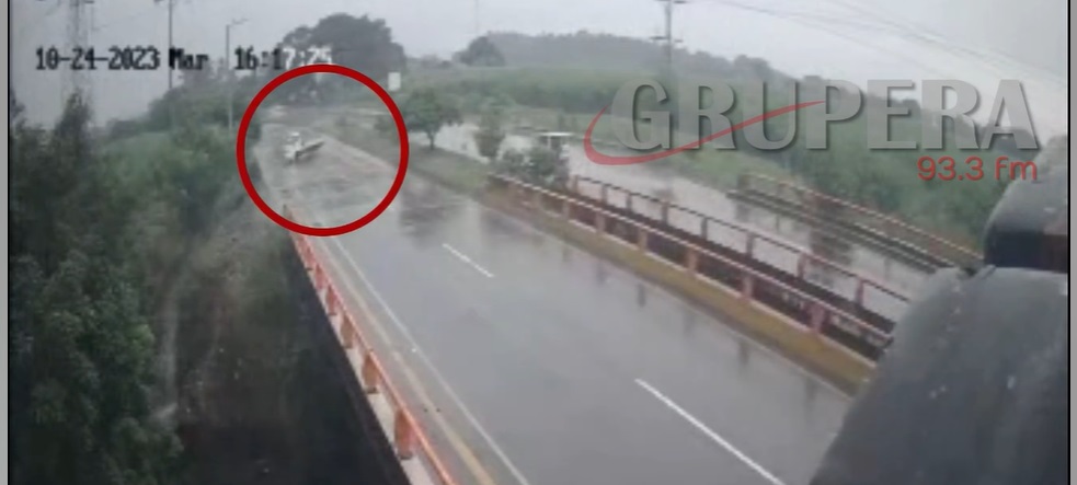 Conductor pierde el control y queda a poco de caer en el río en Sonsonate (VIDEO)