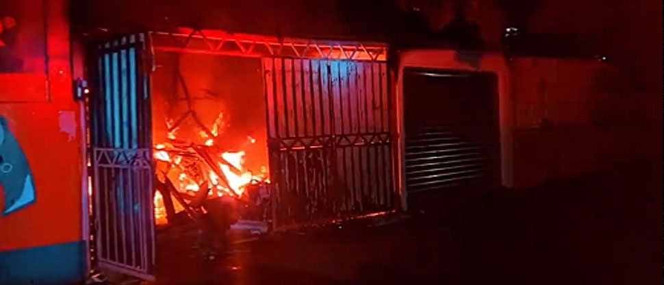 Voraz incendio consume una ferretería en San Salvador