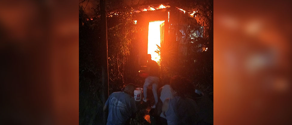 Voraz incendio consume una vivienda en San Jacinto, San Salvador