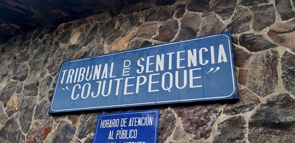 Exsacerdote enfrenta juicio por violar a una niña en Cuscatlán