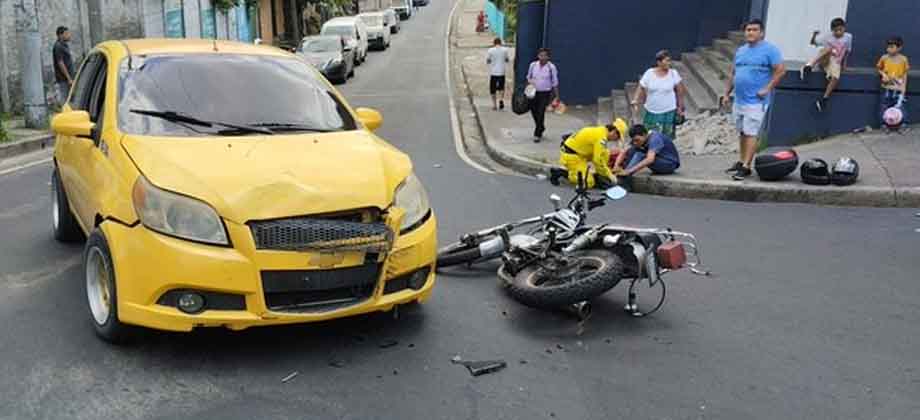 Reportan motociclista lesionado tras accidente de tránsito en San Salvador