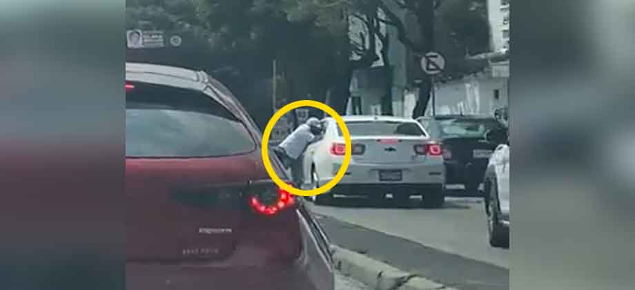 Graban asalto a automovilista en plena calle de México