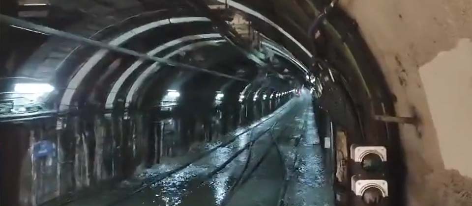 Fuertes lluvias inundan el metro de Madrid, España