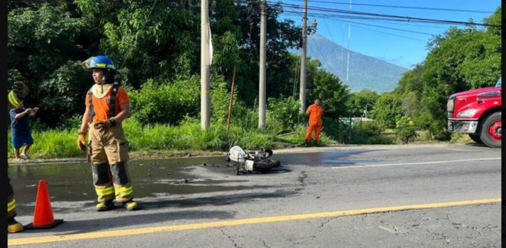 Bomberos sofocan incendio en una moto sobre carretera a San Miguel