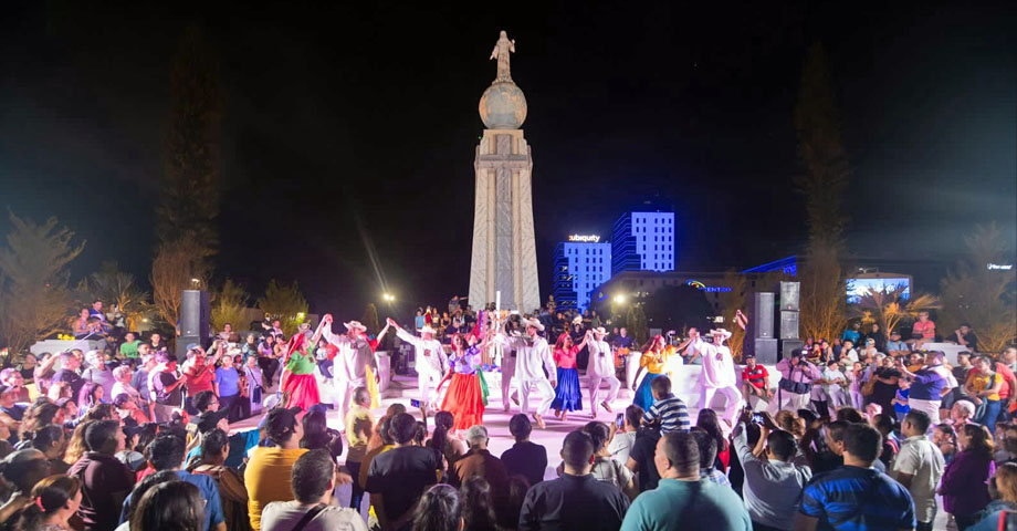 Miles de salvadoreños hacen turismo local en la renovada plaza Salvador del Mundo