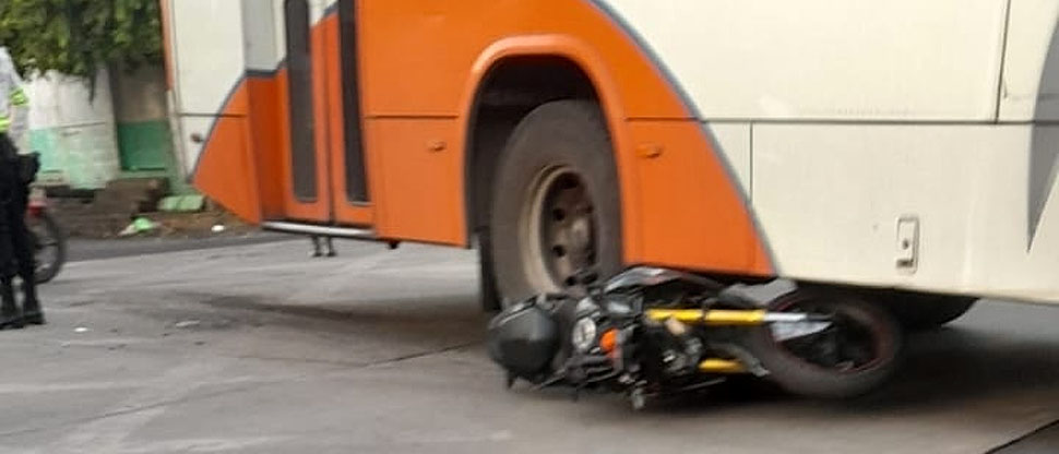 Motocicleta queda debajo de un autobús tras accidente en San Salvador