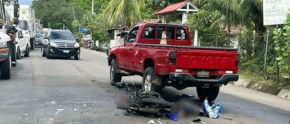 Motociclista queda tendido sobre el pavimento tras accidentarse en San Vicente