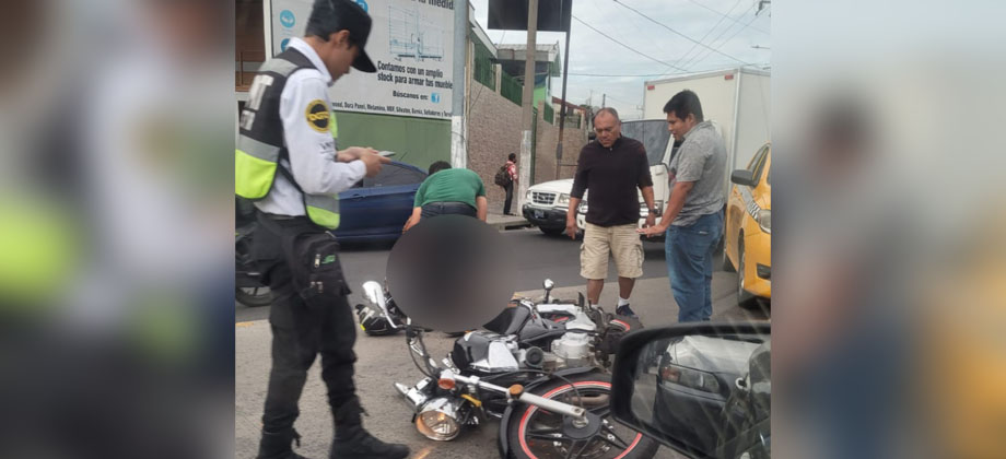 Reportan motociclista lesionado en accidente de tránsito en Alameda Juan Pablo ll