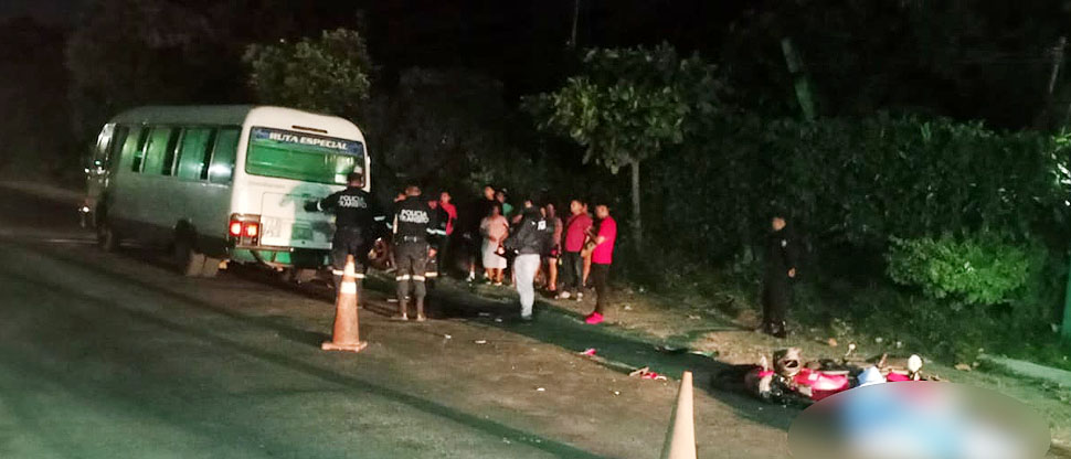 Motociclista muere al chocar en la parte trasera de un microbús