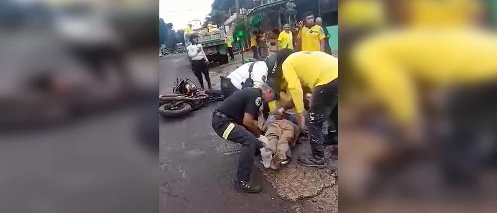 Motociclista queda tendido sobre el pavimento tras accidentarse en carretera a Santa Ana