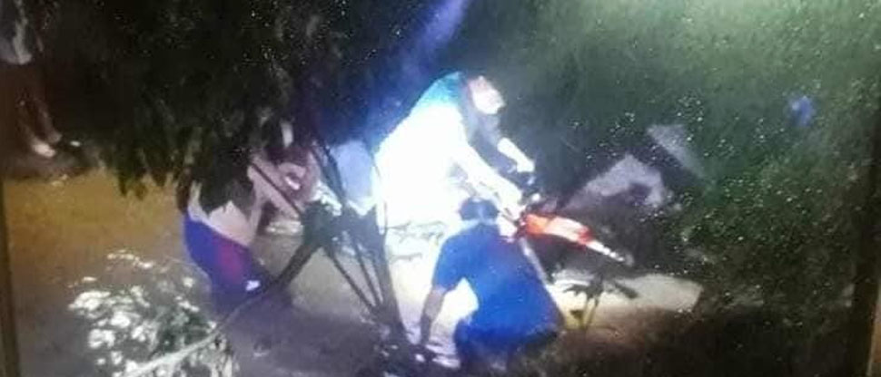 Buscan a motociclista que fue arrastrado por la corriente de una quebrada en Ahuachapán