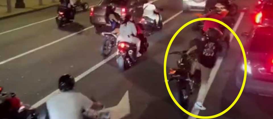 Motociclista se baja para dañar el vidrio trasero de una conductora en Filadelfia