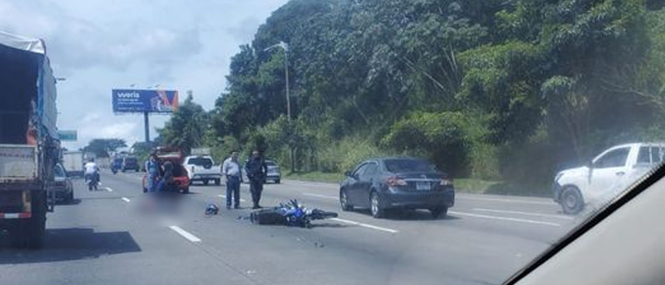Motociclistas queda tendida sobre el pavimento tras accidentarse en bulevar Monseñor Romero