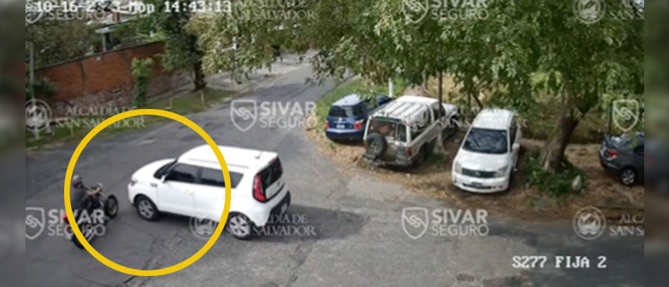 Captan momento cuando conductor hace mala maniobra y provoca fuerte accidente