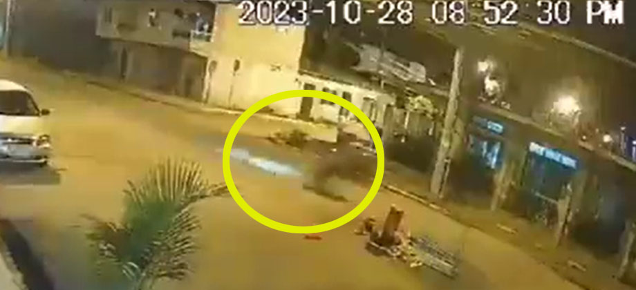 Motociclista sale impulsado por los aires tras pasar por túmulo a gran velocidad en Ecuador