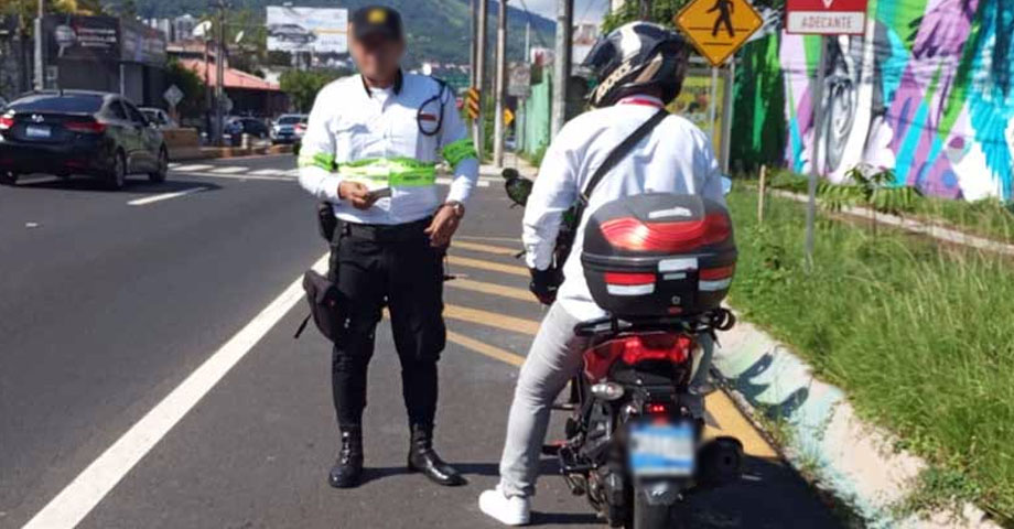 Sujeto que compró una motocicleta con reporte de robo, debe devolverla y pagar una suma económica