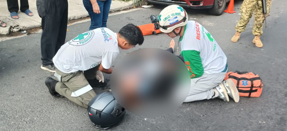 Motociclista resulta lesionada tras fuerte choque con microbús