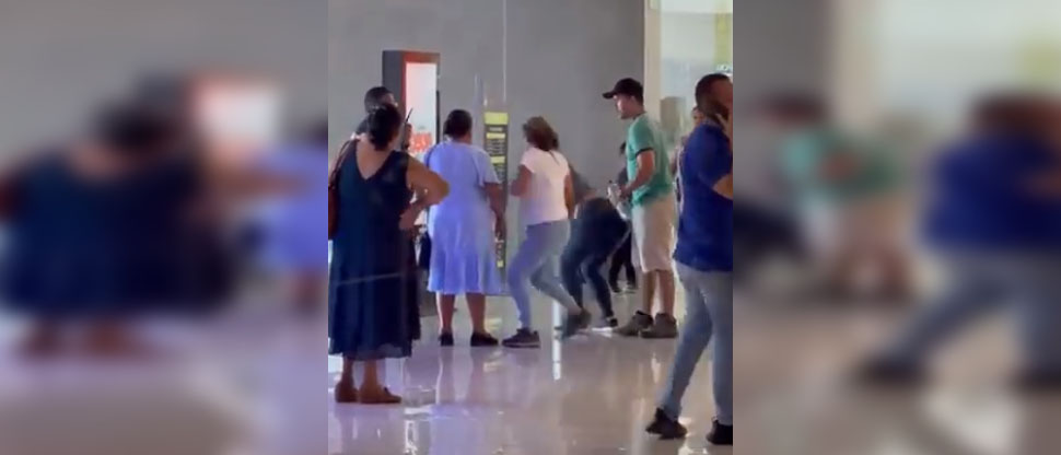 Mujeres se agarran del pelo en pleno centro comercial de Santa Ana
