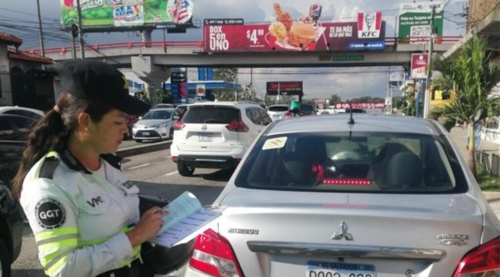 Sancionan a persona «irresponsable» que manipulaba el celular mientras conducía en San Salvador
