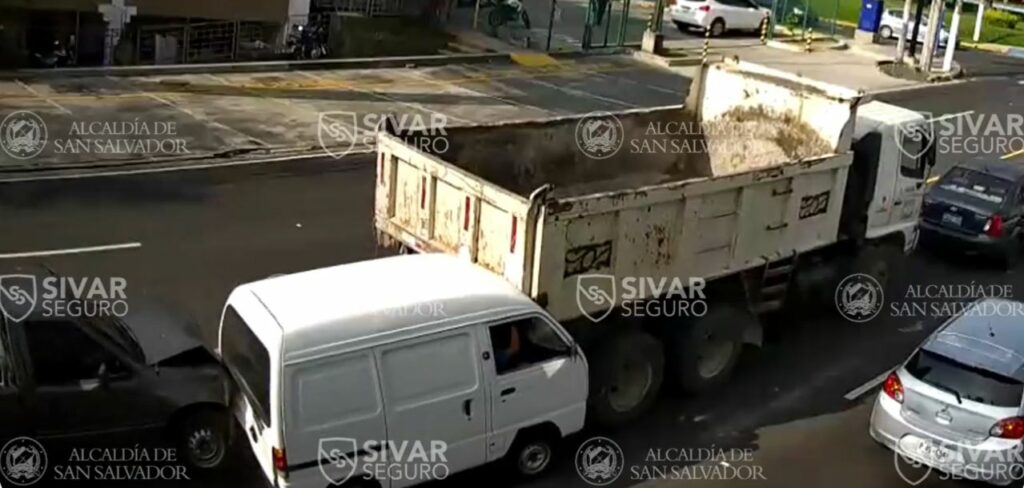 VIDEO: Cámaras revelan cómo ocurrió un múltiple choque esta mañana en el Paseo General Escalón