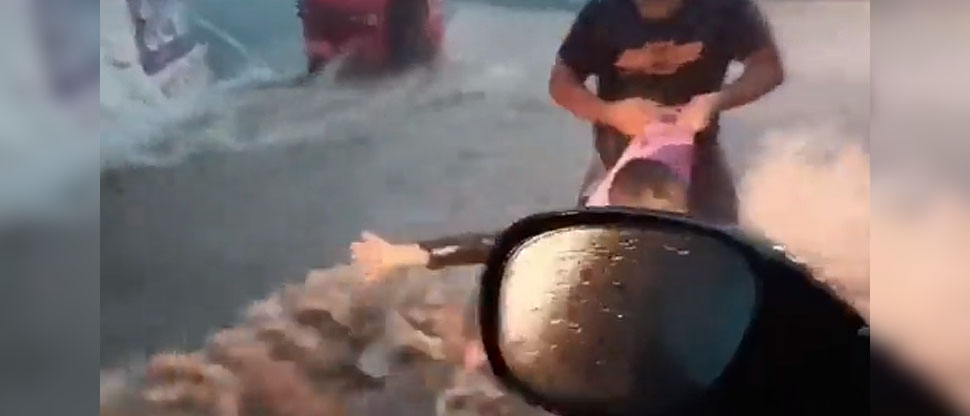Padre rescata a su hijo de la correntada tras inundaciones en calles de Guatemala