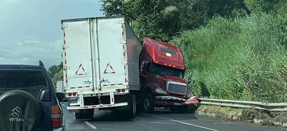 Reportan fuerte tráfico por rastra accidentada en Carretera de Oro