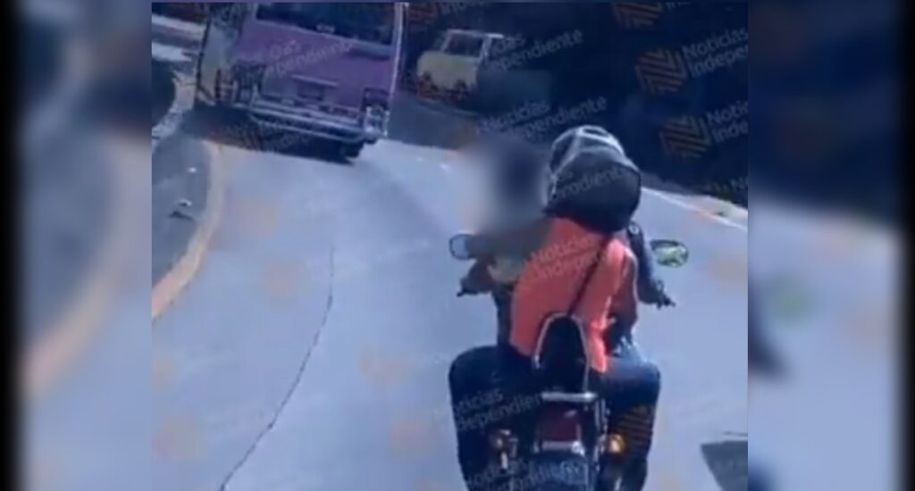 Captan a pareja que circula en moto por la carretera con un bebé en brazos (VIDEO)