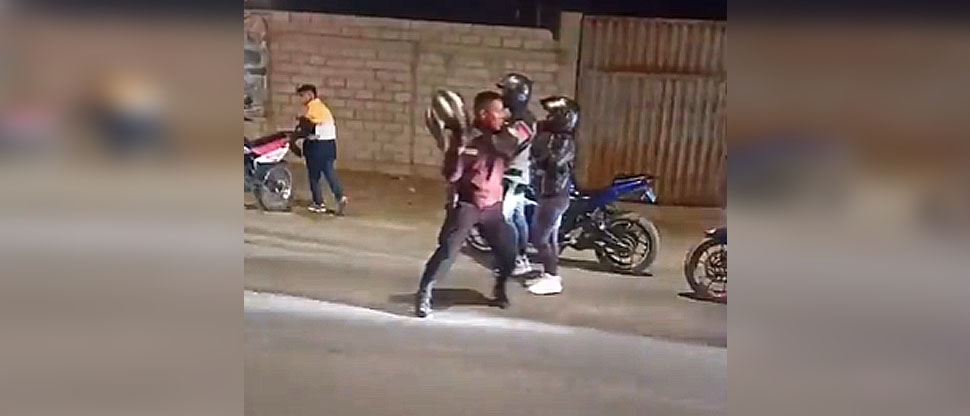 Impactante momento cuando motociclista a excesiva velocidad atropella a un policía en Perú