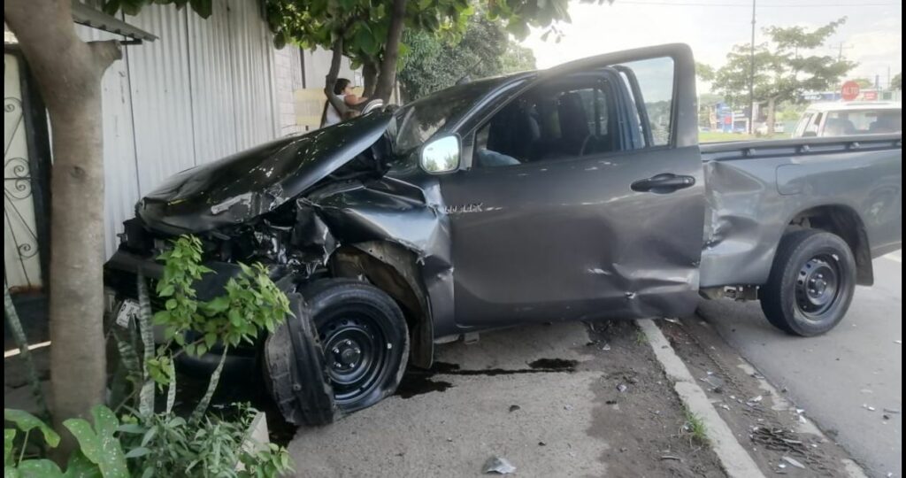 Choque de dos pick ups deja varios lesionados en Opico, entre ellos una menor de edad