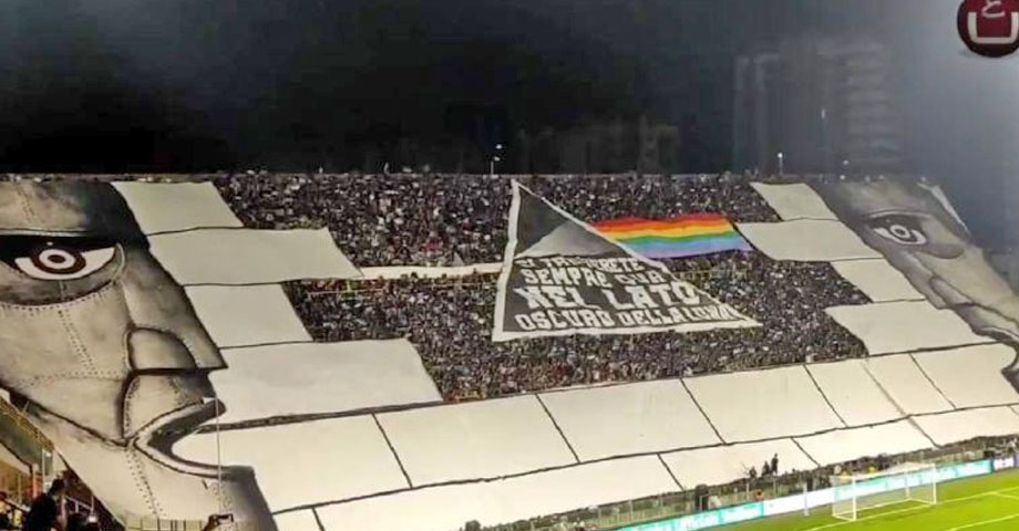 Aficionados del Salernitana de la Seria A italiana, rinden tributo a la banda inglesa Pink Floyd