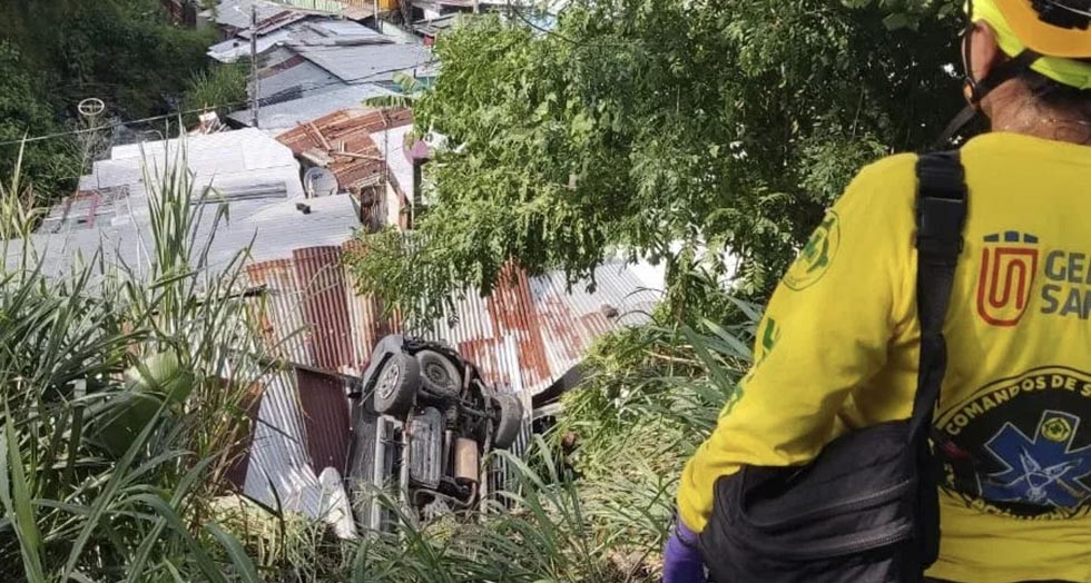 Vehículo cae sobre una vivienda en la carretera a Los Planes de Renderos