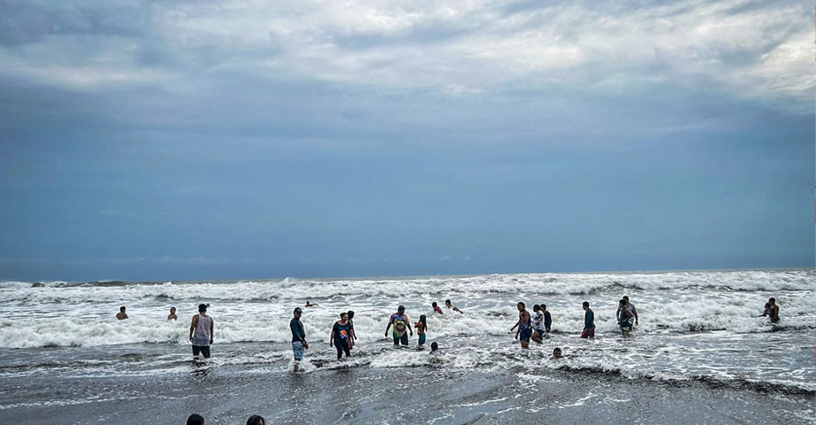Rescatan a menor de edad que fue arrastrada por una corriente en playa El Majahual
