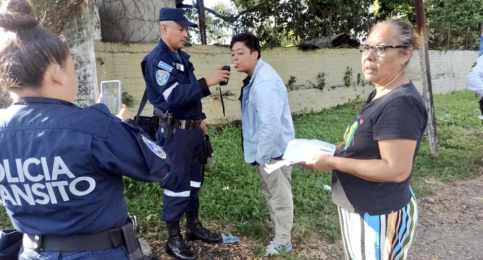 Capturan a una motociclista que fue captada conduciendo de manera errática